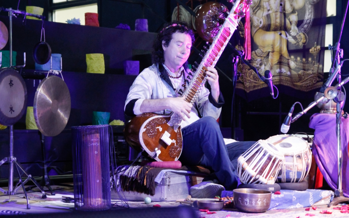 Dupla apresenta músicas indianas e mantras no terceiro dia do Satsang 