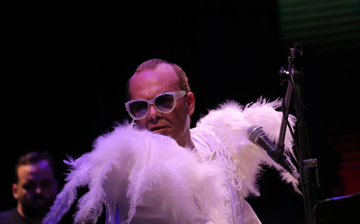 Cine Teatro recebe tributo ao cantor e compositor Elton John 