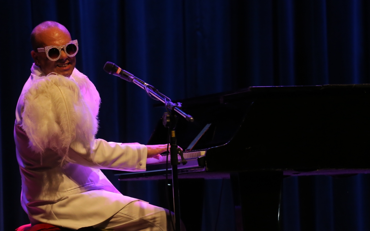 Zégui Muricy leva o show “Elton John Tribute” ao Cine Teatro