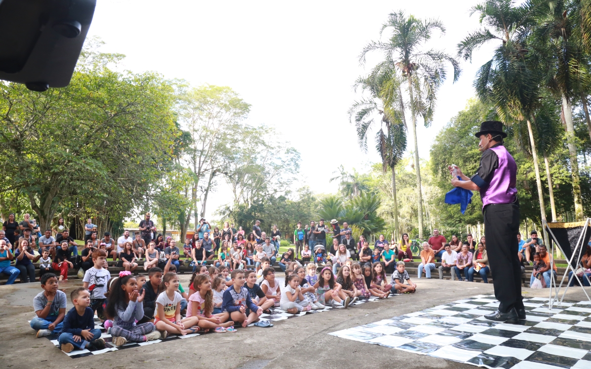 Mágico Paulo faz truques de mágicas no Parque da Cidade