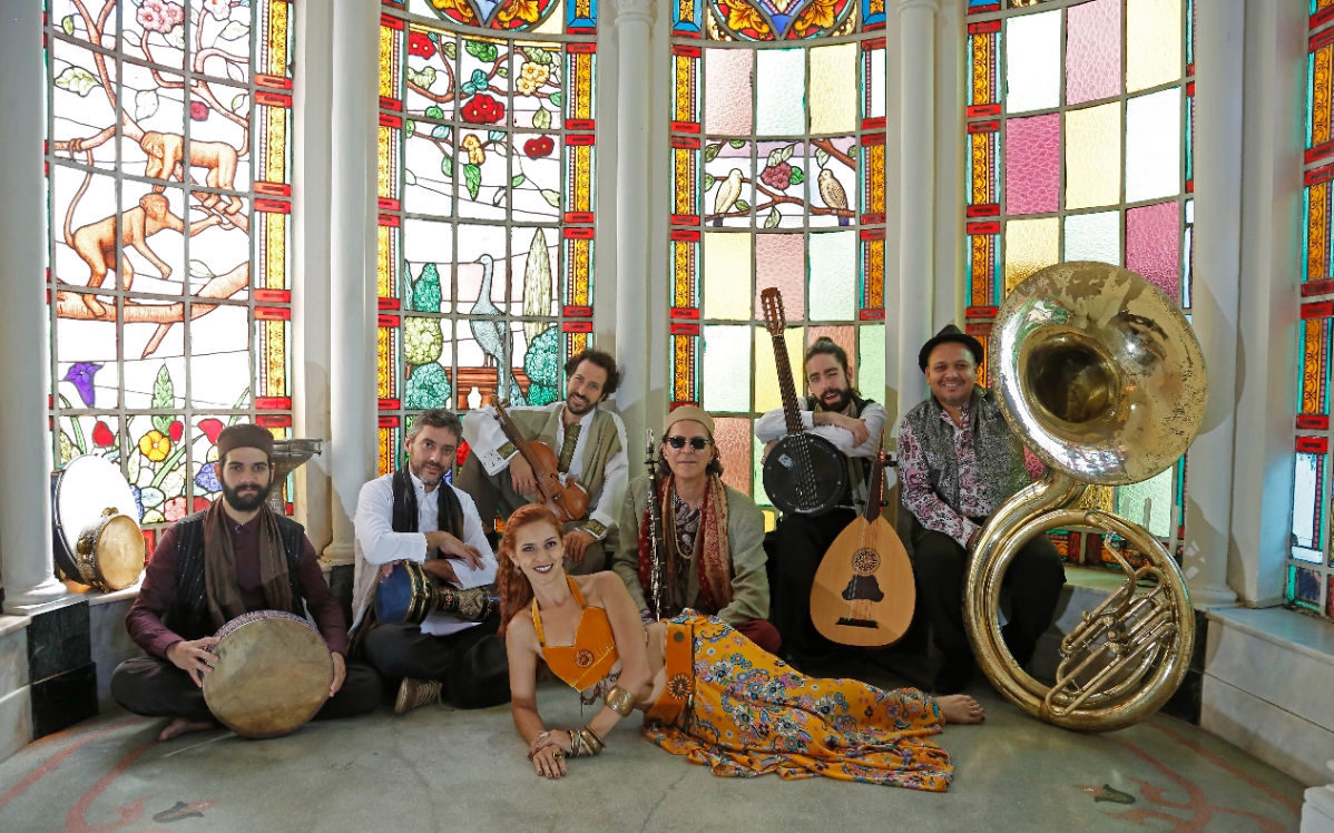Banda paulistana traz multi-instrumentos e dança oriental