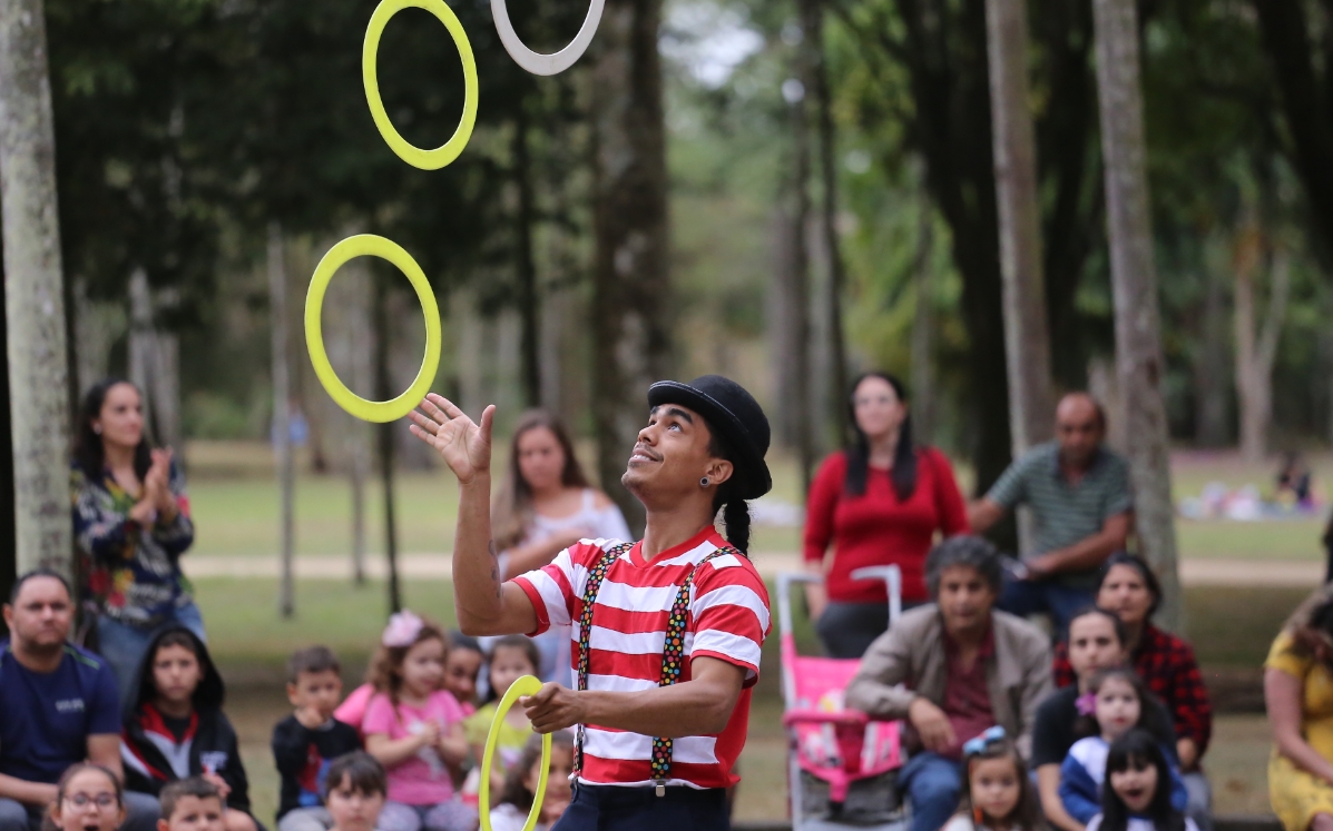 Domingo no Parque ganha a magia do circo com os artistas do Arte nas Ruas