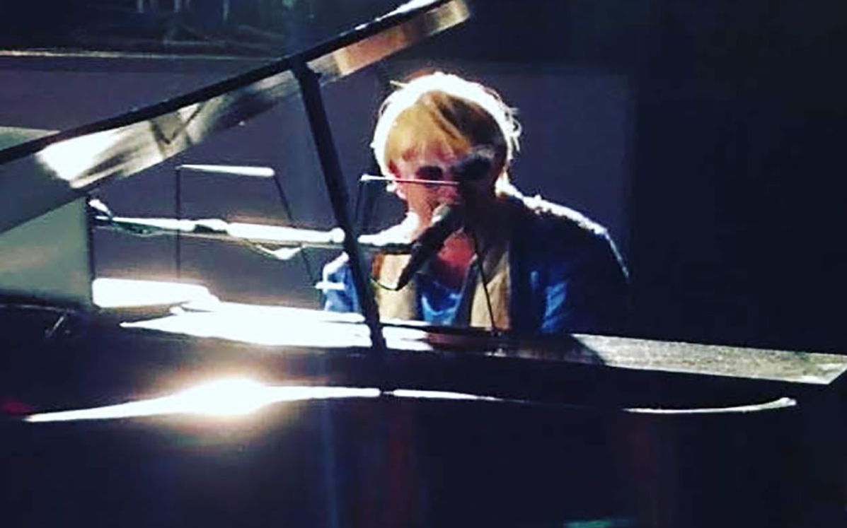 O som de Elton John contagiará a noite de sábado