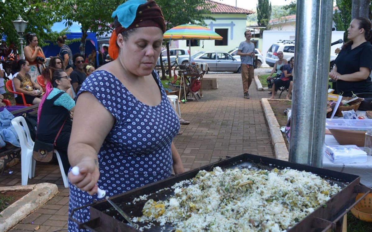 Cozinheira prepara moqueca caipira durante Museu Vivo de domingo