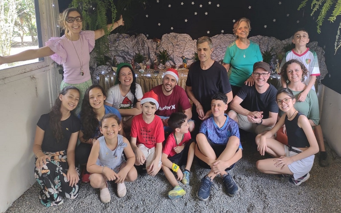 Família participa da montagem do presépio do Museu do Folclore